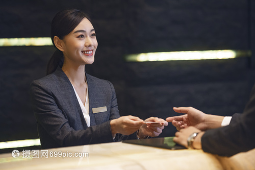 酒店服務流程 高效領取房卡與專業錄音制作指南